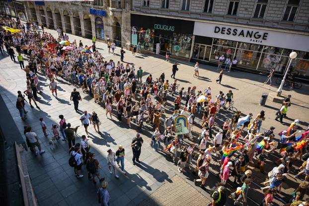 Zagreb: 24. Povorka ponosa LBGTIQ zajednica "Puna usta ponosa" prolazi centrom grada