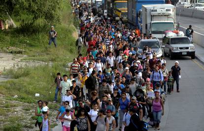 Više od tisuću migranata iz Hondurasa ide prema SAD-u