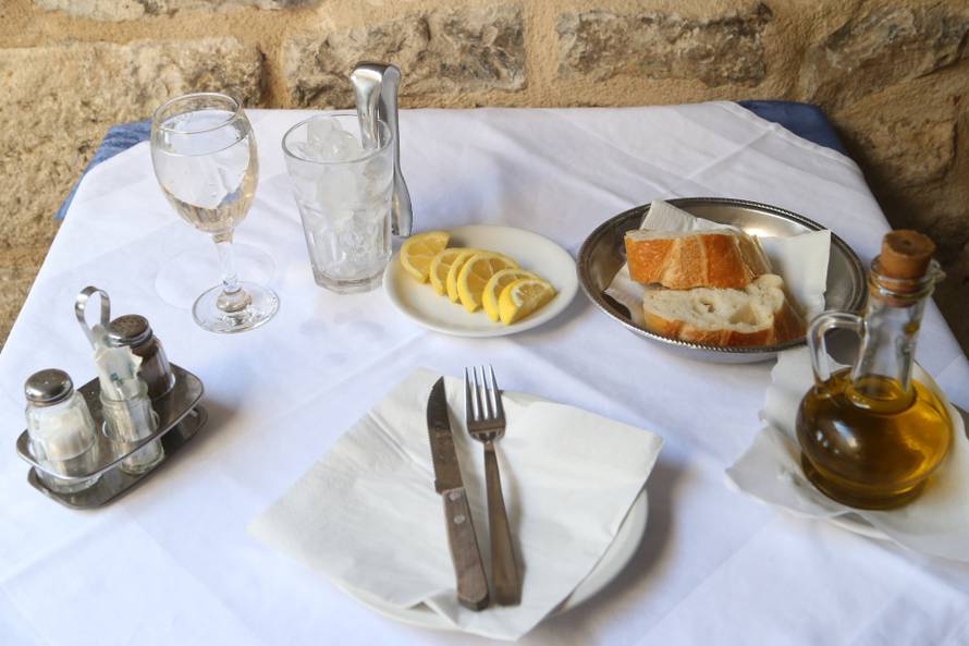 Muke s turistima: Cijela obitelj naručila četiri 'fete' pršuta...