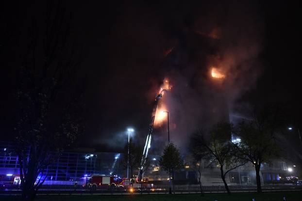Zagreb: Pozar u Vjesnikovom neboderu