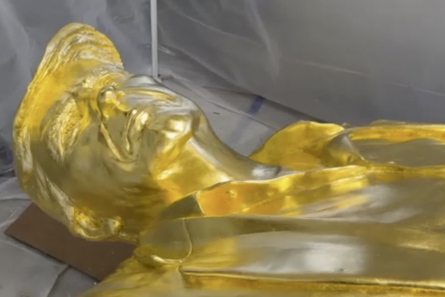 Ovaj 4,5 metara visok zlatni kip Donalda Trumpa uhva&cacute;en je u skupom sporu