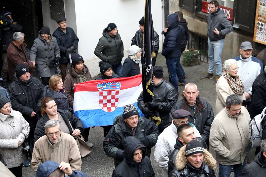 Prosvjednici došli do Kamenitih vrata, dalje ne mogu: 'Izdaja!'