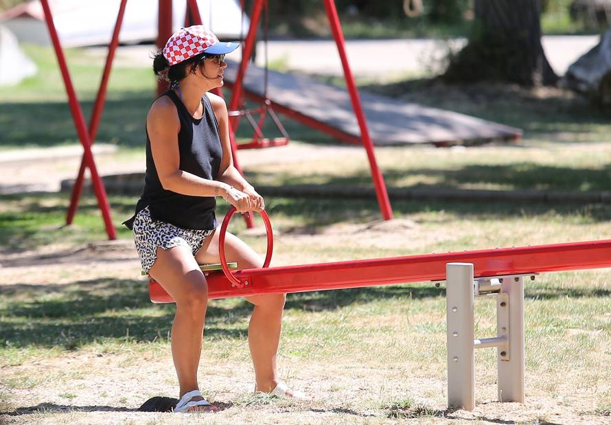 Nakon obilaska NP Krka Lily Allen se s kćerima klackala u parku u Skradinu