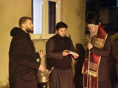 FOTO Pravoslavni vjernici diljem Hrvatske dočekuju Božić uz tradicionalno paljenje badnjaka