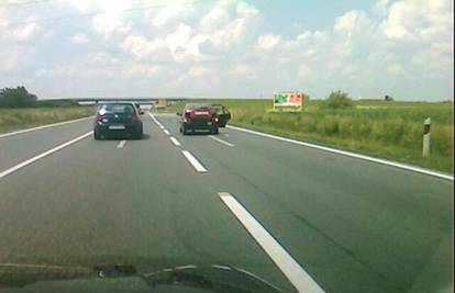 Osijek: Po obilaznici vozio auto s otvorenim vratima
