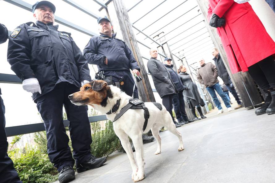 Zagreb: U grobno mjesto u Spomengaju u Dumovcu polozeni su posmrtni ostaci sluzbenih pasa MUP-a uginulih u protekle tri godine