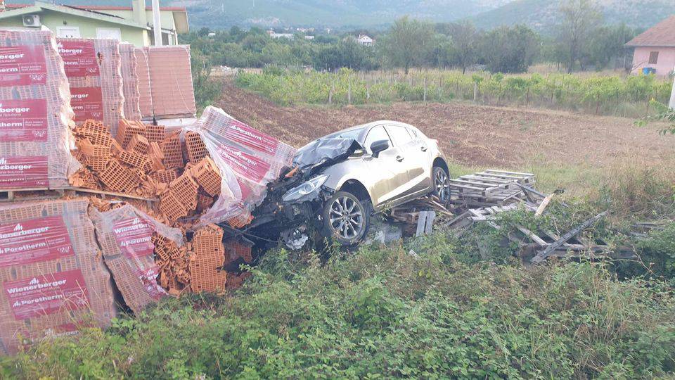 Stradali u nesreći u Dicmu: Mladića (22) hitno operirali, liječnici mu se bore za život