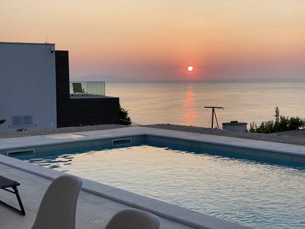 Prodaje se vila u Lunu s velikim bazenom: Cijena? Ma sitnica...