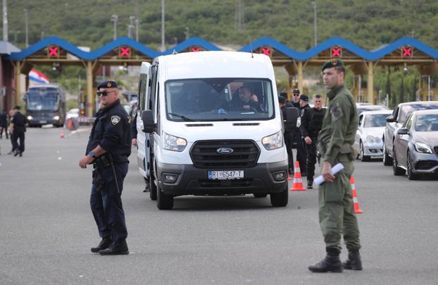 Navijači Rijeke na izlazu Dugopolje uz policijsku pratnju nastavljaju prema Poljudu