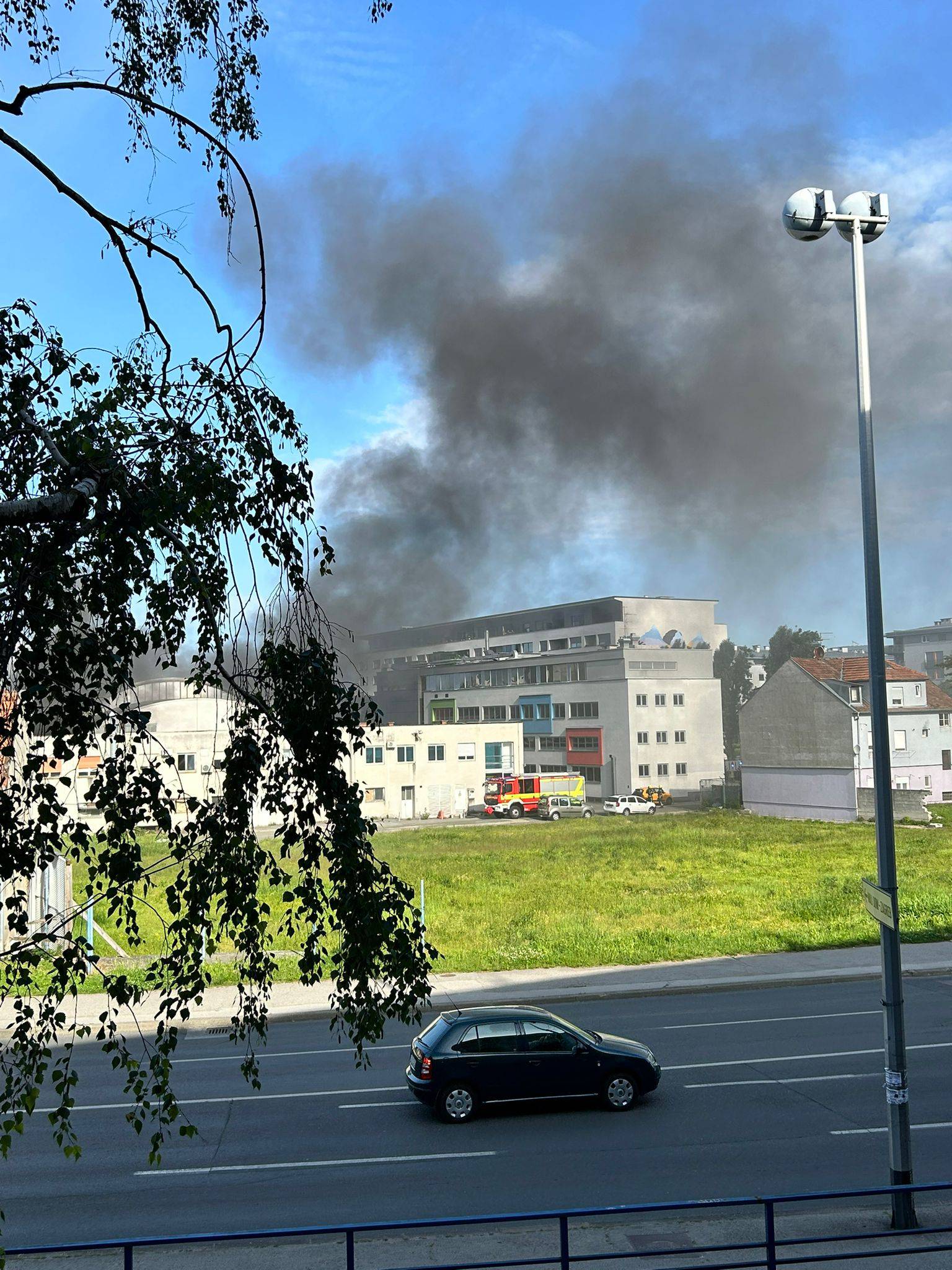 VIDEO Gusti dim u Zagrebu, gori tiskara na Trešnjevci: 'Vidio sam samo dim i vatrogasce'