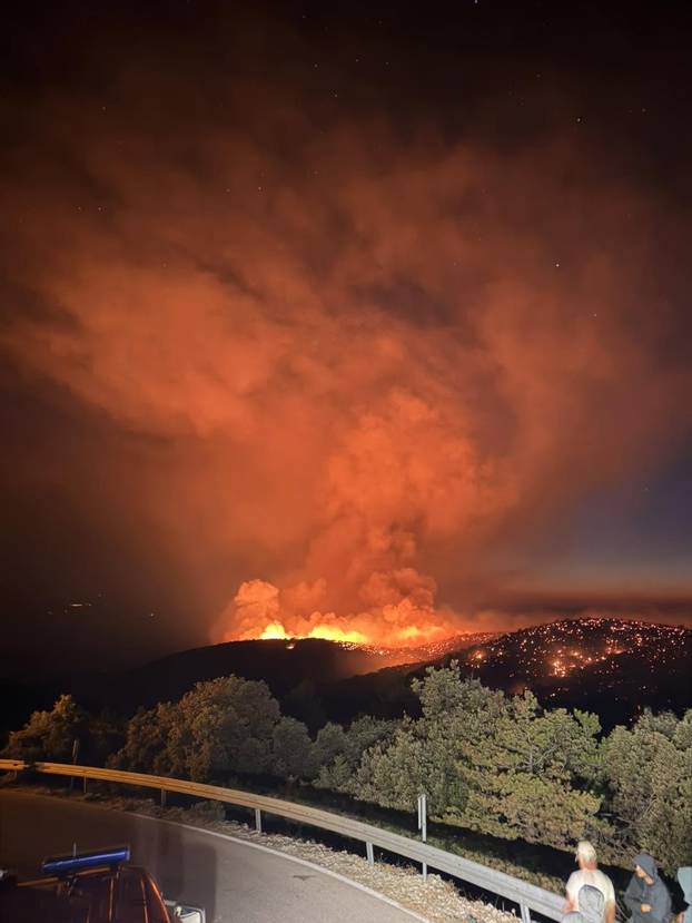 NESTVARNE SCENE Pogledajte kako izgleda nebo iznad Brača. 'Slušajte upute službi...'