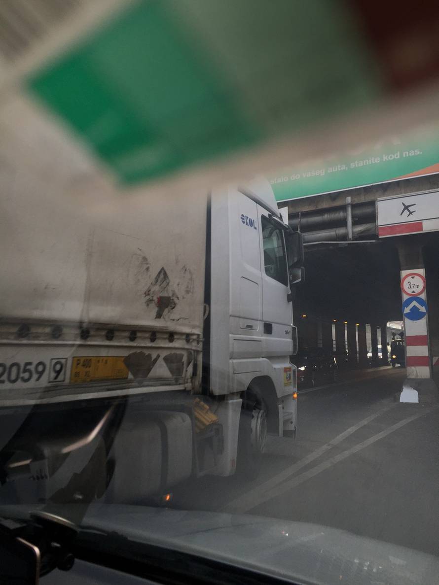 Nije gledao znakove: Još jedan šleper zapeo u Miramarskoj...