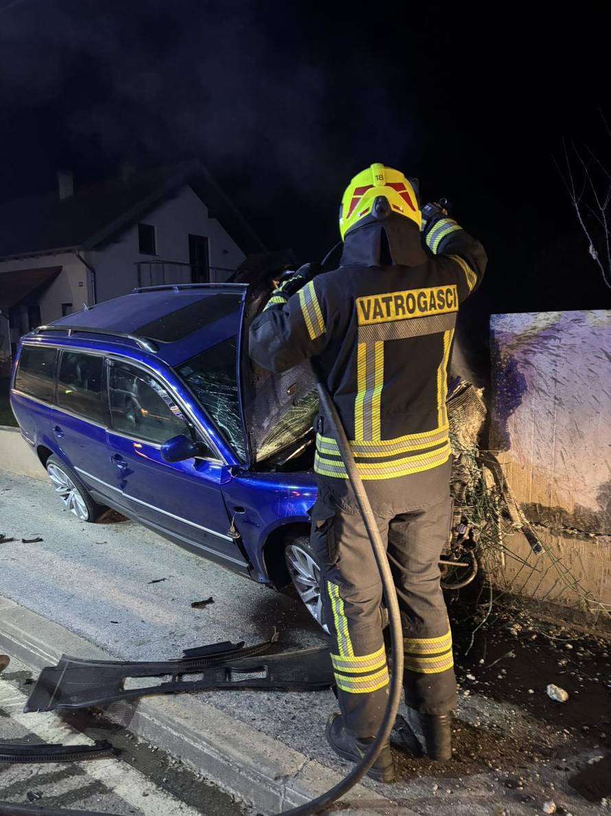 FOTO Teška nesreća u Donjoj Bistri: Vozač (19) i suvozač (18) ozlijeđeni. Auto se zabio u stup