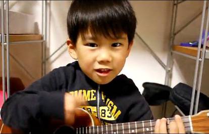 Dječak se uživio u ukulele, te postao hit na Youtubeu