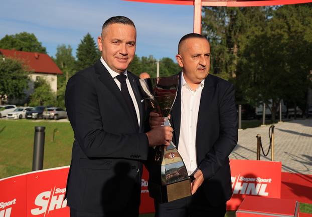 Helikopter s peharom HNS-a krenuo prema pobjednicima u Rijeku