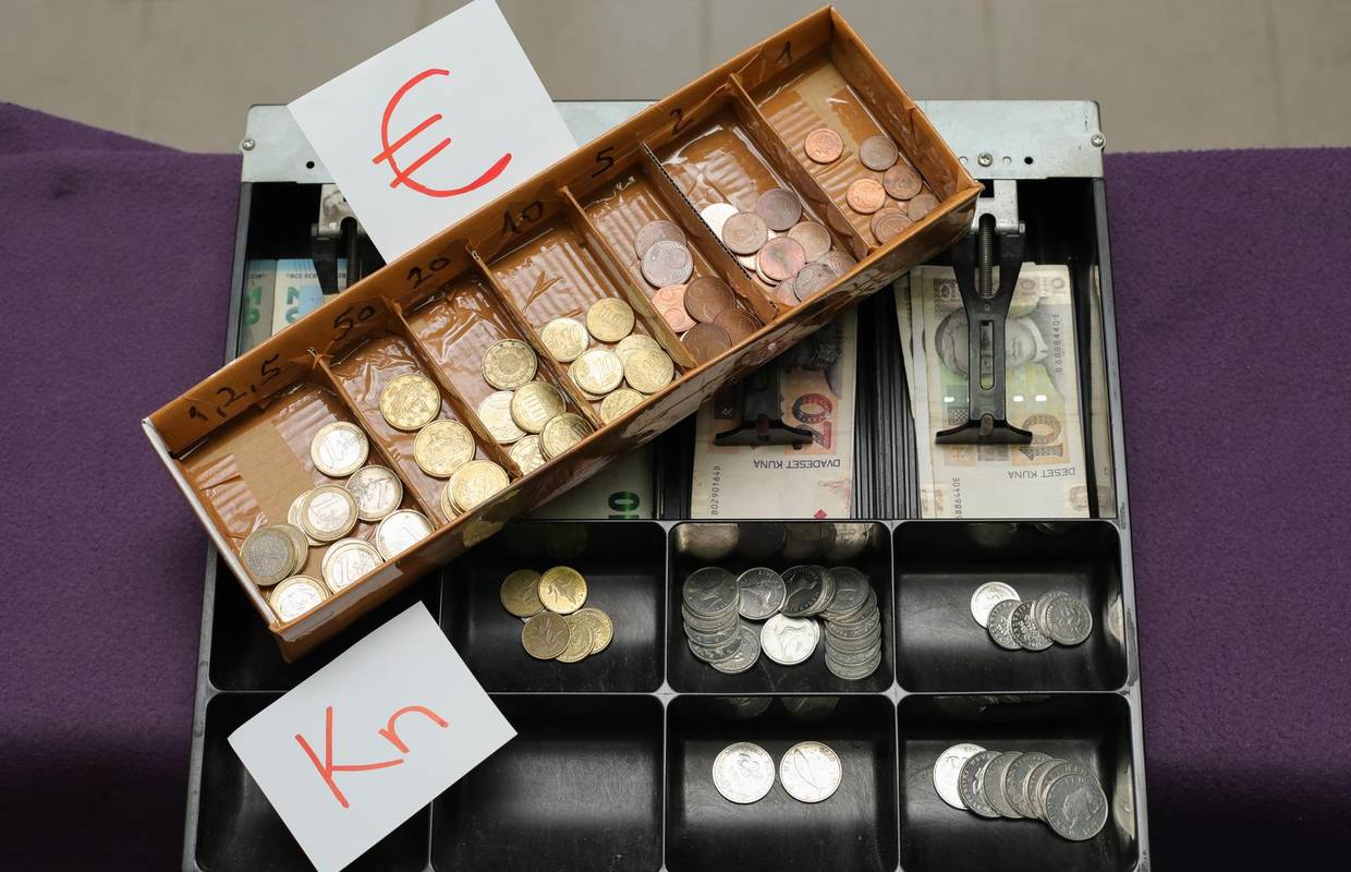 Darujemo džepni kalkulator za lakšu konverziju iz eura u kune