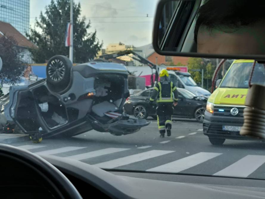 Auto završio na krovu nakon sudaru u Zagrebu: 'Stigli su i vatrogasci. Sve je puno stakla'