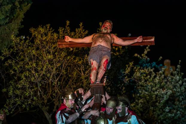 Imotski: Uprizorenje 24. Žive slike Muke Isusove