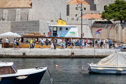 Dubrovnik je pun turista koji uživaju u ljepoti gradskih zidina