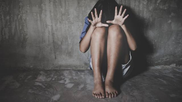 Skandalozno! Pedofilu koji je silovao pokćerku smanjili kaznu jer je bio u Domovinskom ratu