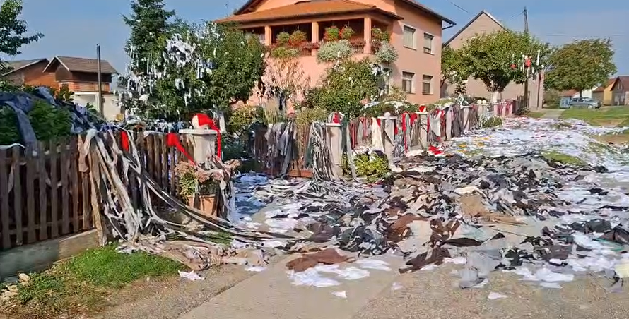 VIDEO Dobili bebu, susjedi im zatrpali dvorište s 3 tone smeća: 'Ma ne ljutimo se, sve je ok'