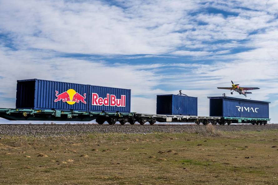 FOTO/VIDEO Sletio na jureći vlak.  Pripremao se uz Rimac Nevere: Nikad prije napravljeno