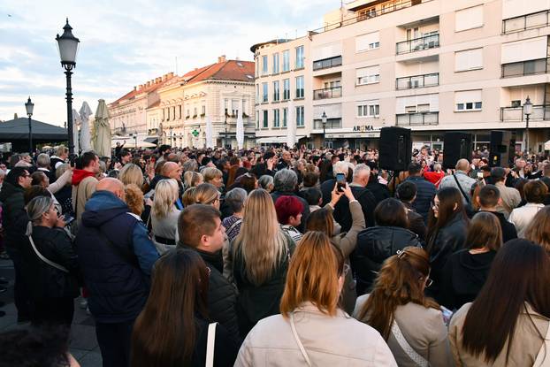 VELIKA GALERIJA Tisuće ljudi su u nedjelju odali počast Halidu: Pogledajte emotivne prizore...