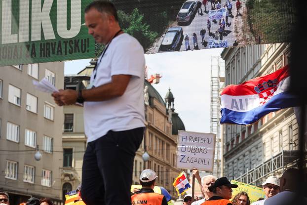 Glavni trg u Zagrebu prepun prosvjednika zbog opasnog otpada u Lici