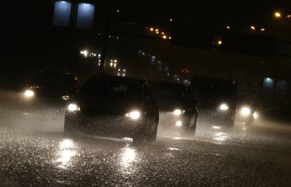 U Splitu poplavile ceste, kod Poljuda zapelo nekoliko auta