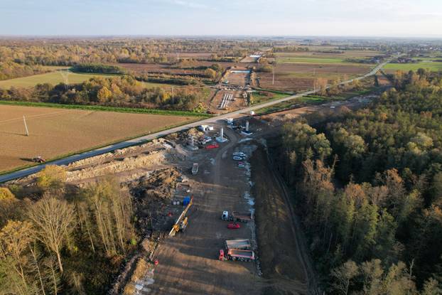 Pogled iz zraka na radove na autocesti kod Lekenika prema Sisku