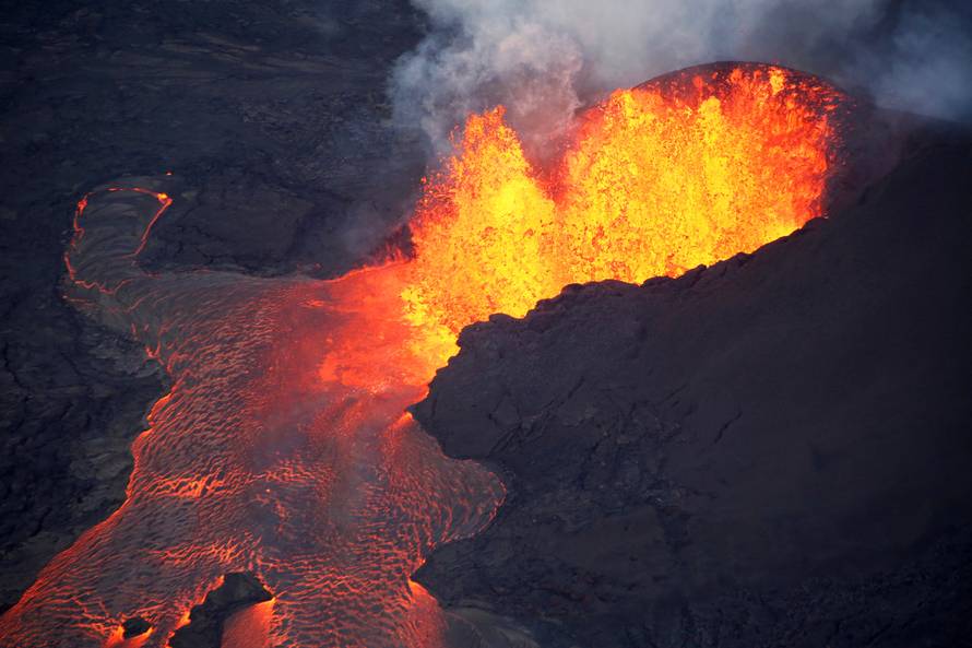 Lava erupts in Leilani Estates
