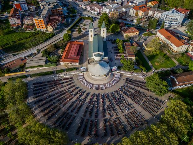Međugorje: Poslijepodnevna misa ispred crkve sv. Jakova na Uskrs