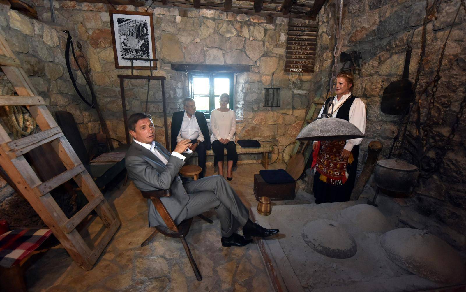 Pakovo selo: Kolinda Grabar-KitaroviÄ s kolegama Pahorom i Van der Bellenom posjetila Etnoland