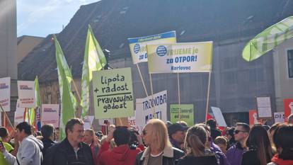 Velika fotogalerija s prosvjeda na Markovu trgu: Rijeka ljudi i poruke protiv Vlade i Plenkija