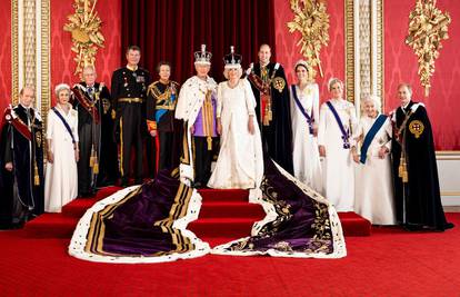 Objavili novi službeni portret kraljevske obitelji: Otkrili tko će biti Charlesova desna ruka...