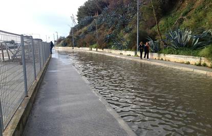 Zbog obilne kiše koja je padala u Splitu poplavljene su ceste