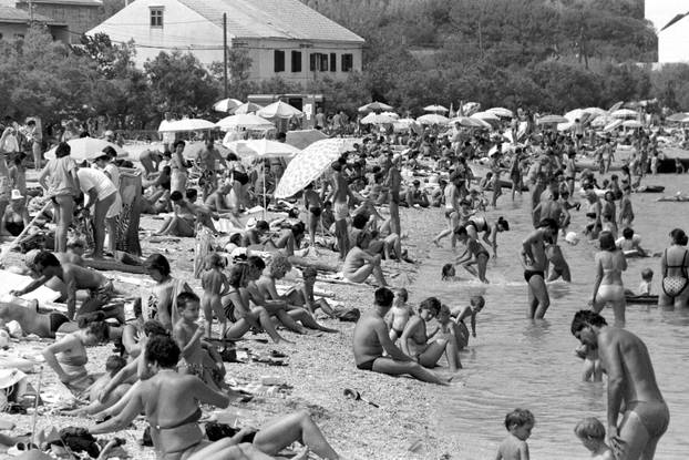 Opatija: Brojni posjetitelji uživaju u kupanju i sunčanju, kolovoz 1990.