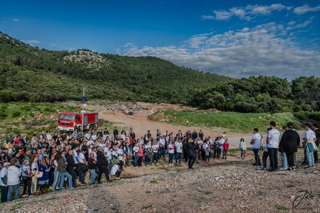 Tuga na Lastovu: Više od 200 lampiona zasvijetlilo u spomen na tragično preminulog Frana