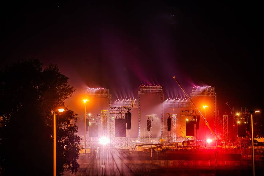 Zagreb: Spektakularna svjetlosna proba na Hipodromu uoči Thompsonovog koncerta