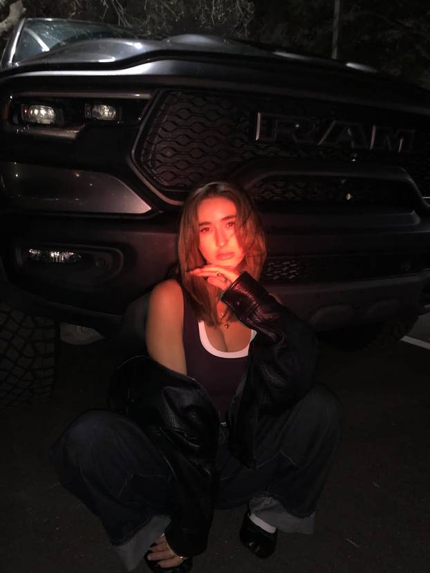 FOTO Ljubiteljica snažnih i brzih automobila osvaja mreže: Bikini spaja s konjskim snagama
