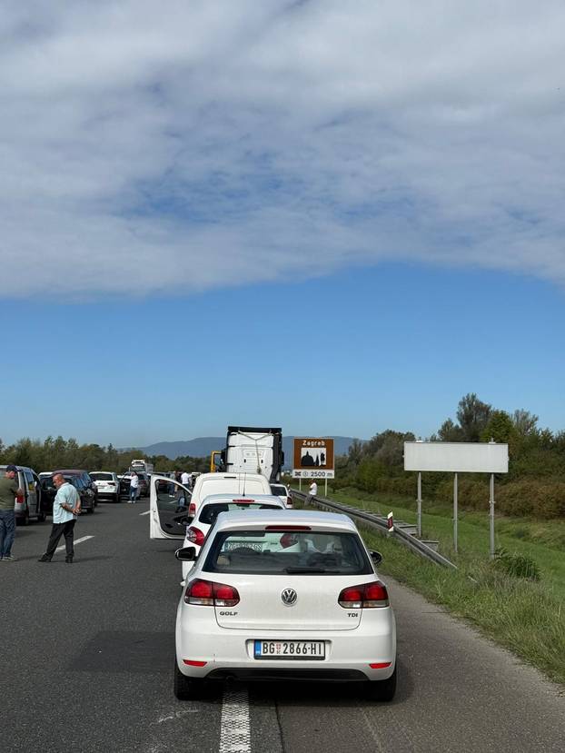 FOTO I VIDEO Galerija užasa kod Rugvice. Vatrogasci spašavali vozača, HAK: Kolona je 6 km
