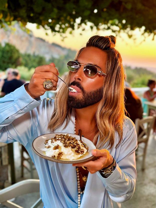 FOTO Odjevna kombinacija za svaku priliku! Ovako se Grubnić odmara, pokazao i goli torzo...