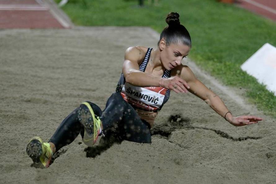 Atraktivna Srpkinja otkrila je dio intimne tetovaže na kuku...