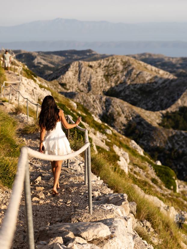 FOTO Hrvatica 'privodi' zvijezde FNC-a pred kameru, odjenula i dres Partizana: 'Neki će hejtati'