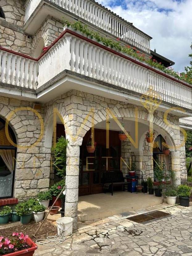 FOTO 'Dvorac' u Buzetu za 5,2 milijuna eura: Ima svoj bazen, saunu i posebno uređeni vrt