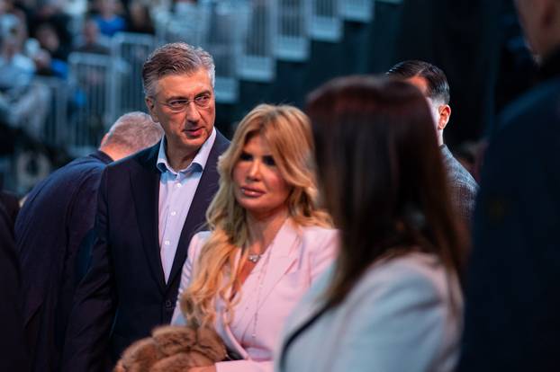 Zagreb: Andrej Plenkovi&cacute; uz druga poznata lica na koncertu Tomislava Brali&cacute;a i klape Intrade