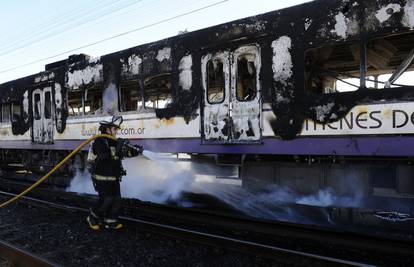 Ljutiti putnici zapalili tri vlaka u Buenos Airesu jer su kasnili