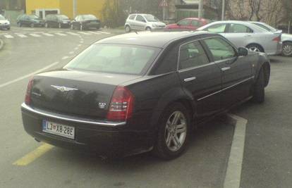 Parkirao skupi Chrysler na parking-mjestu za taksi