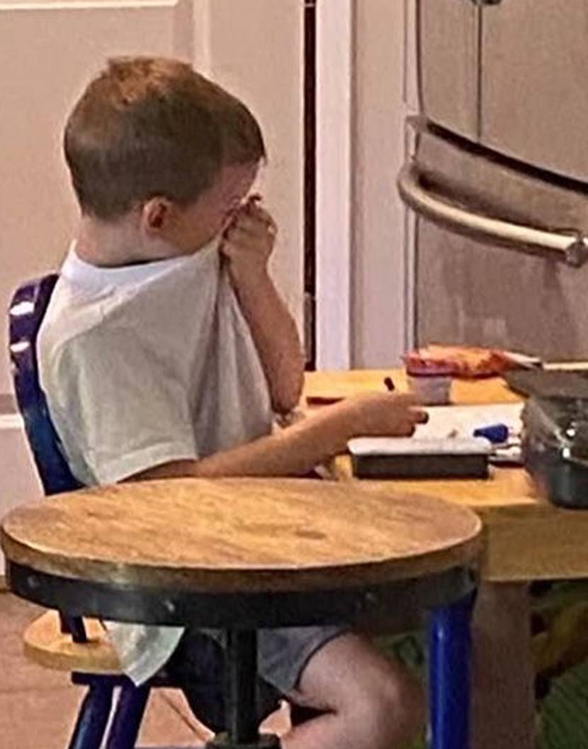 Mama objavila fotografiju sina koji plače jer pohađa nastavu online: 'Ovo vam je stvarnost'