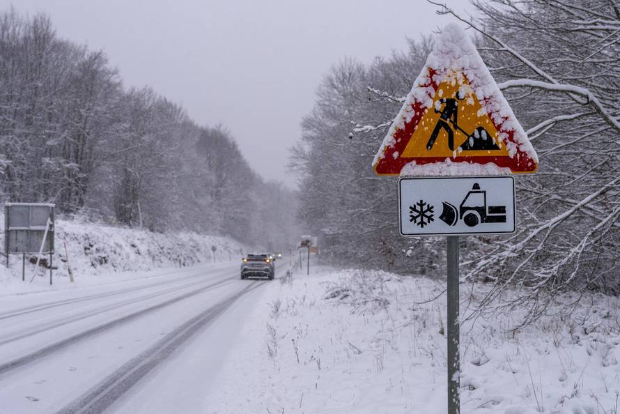 Vratnik: Bura i snijeg na cesti između Vratnik i Senja, cesta otvorena samo za osobna vozila